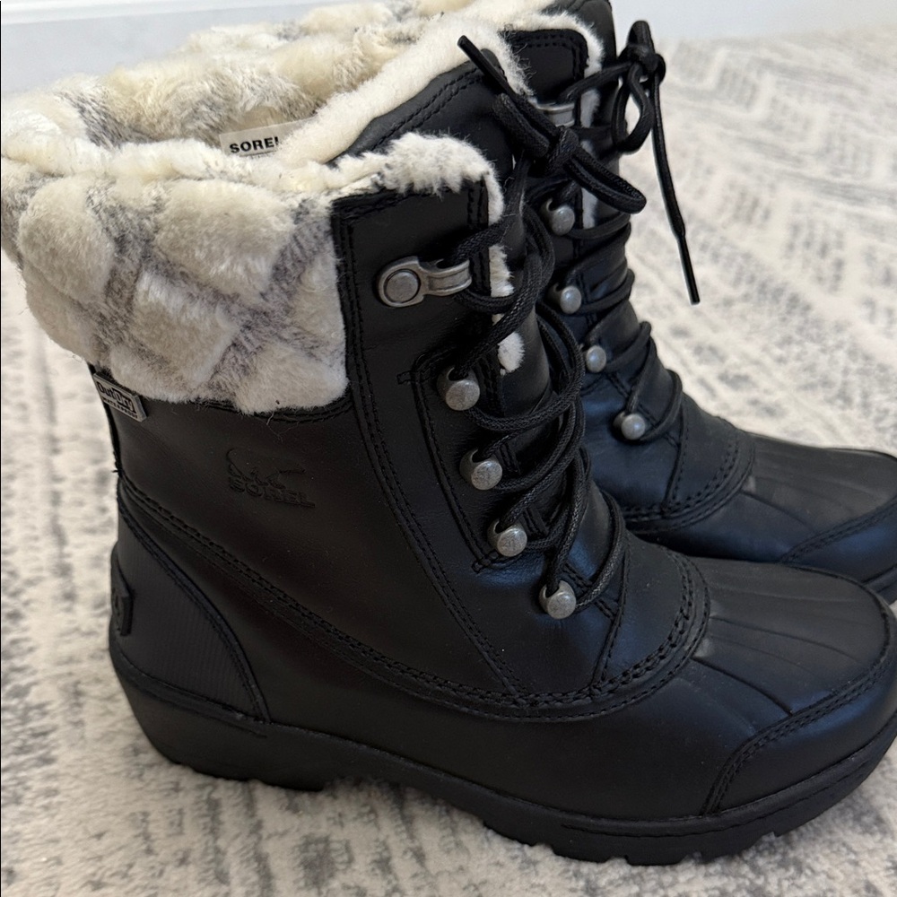 Sorel Waterproof with Cream Fur Trim